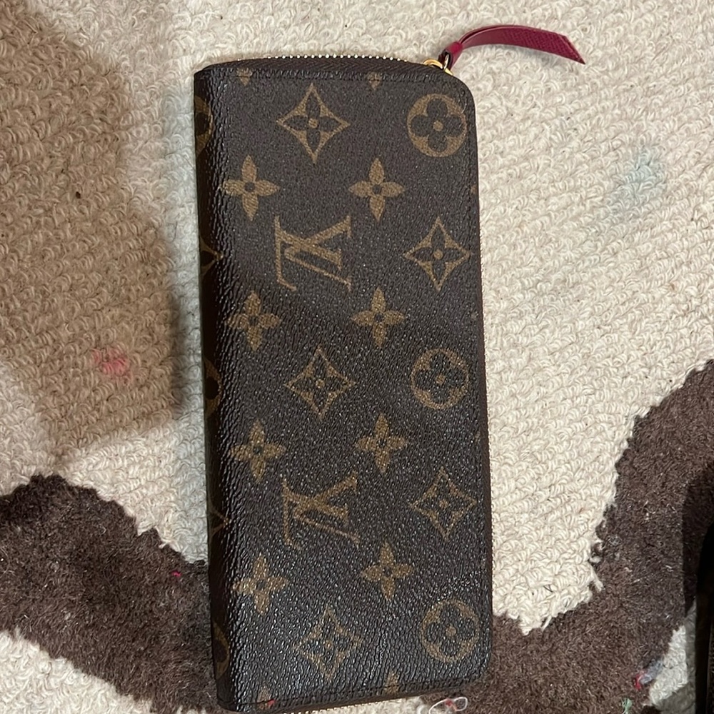 Louis Vuitton Clémence zip Wallet in Fuchsia.  Excellent Condition!